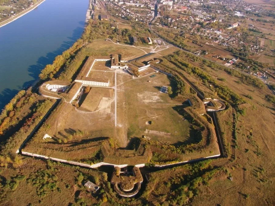 Komárom, Monostori erőd